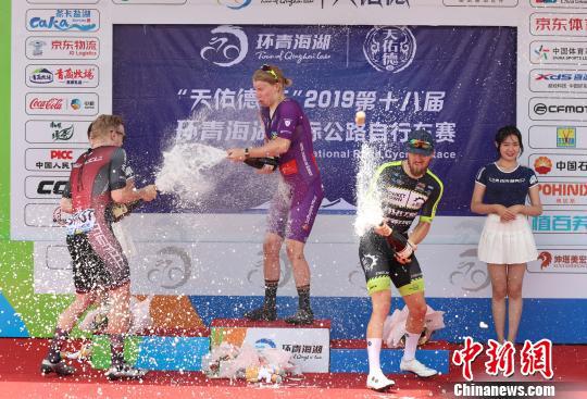 正在开香槟庆祝的冠、亚、季军。 杨迪 摄