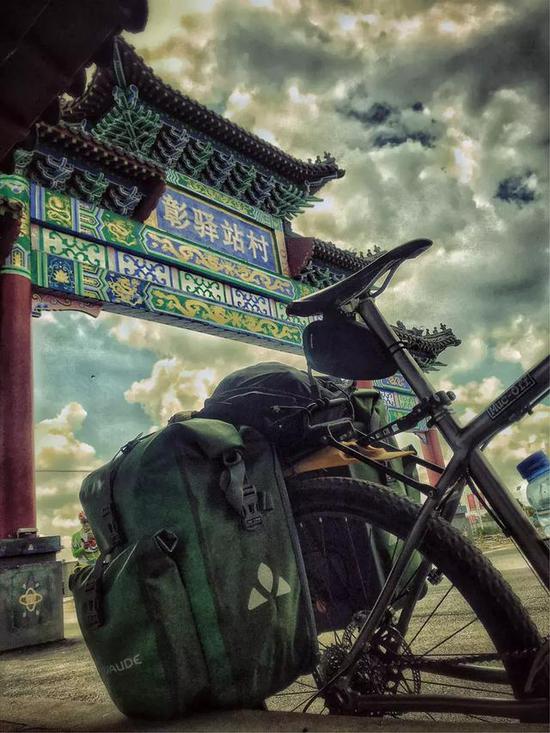 吃午饭是在黄旗堡吉庆饭铺,这时还是骑60公里。
